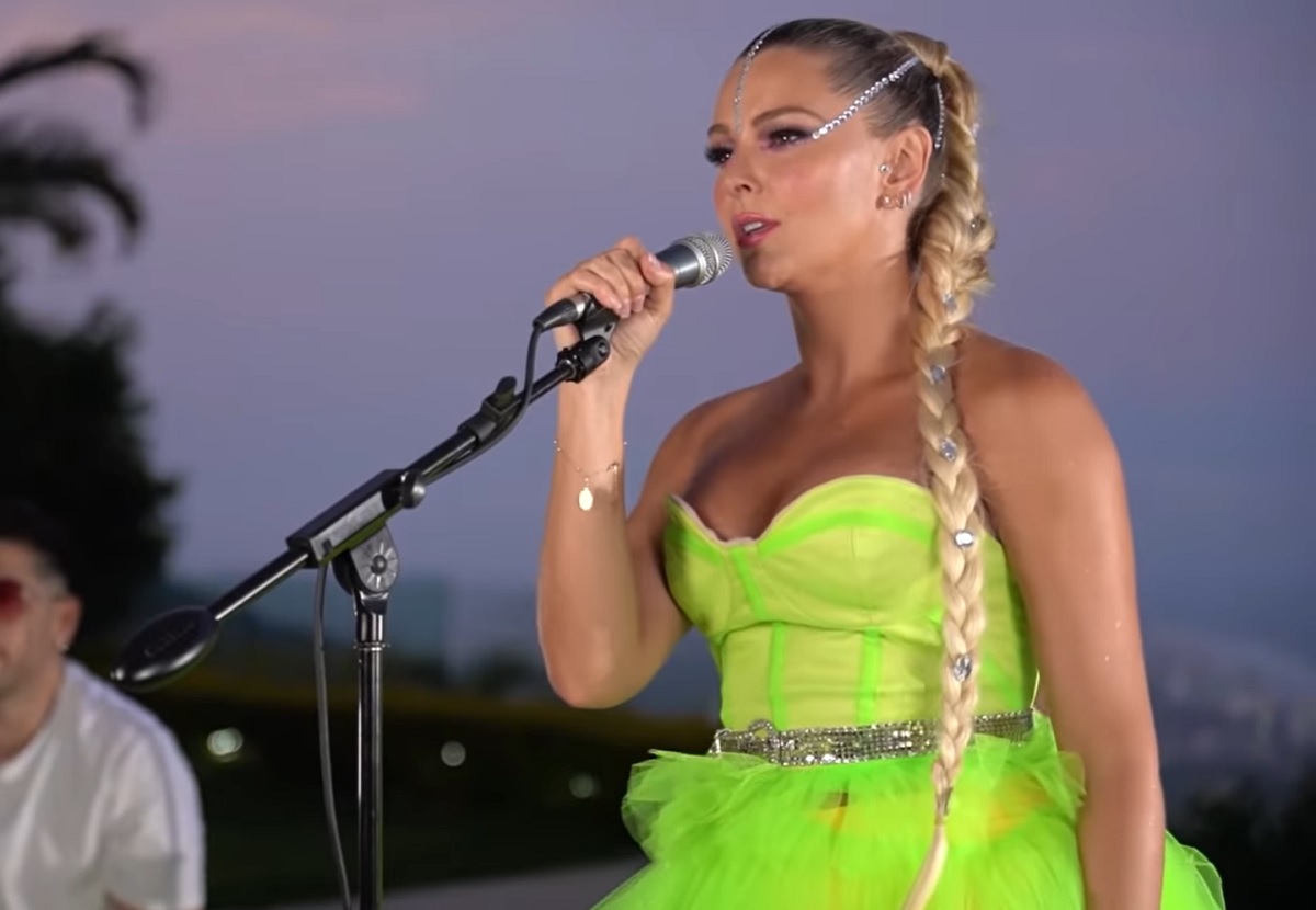 Marjorie de Sousa interpretando 'Equivocada' de Thalía. (YouTube)
