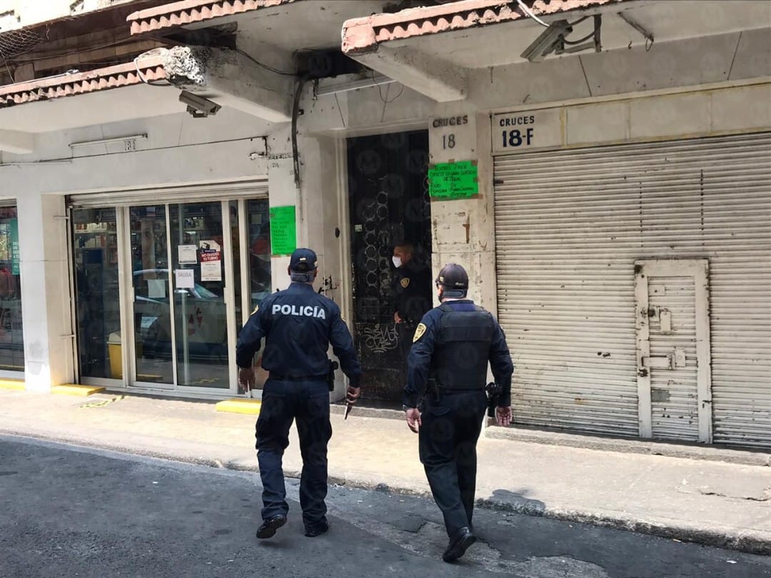 Policías de la SSC resguardan el inmueble en espera de peritos de la FGJ. (Jorge Becerril)