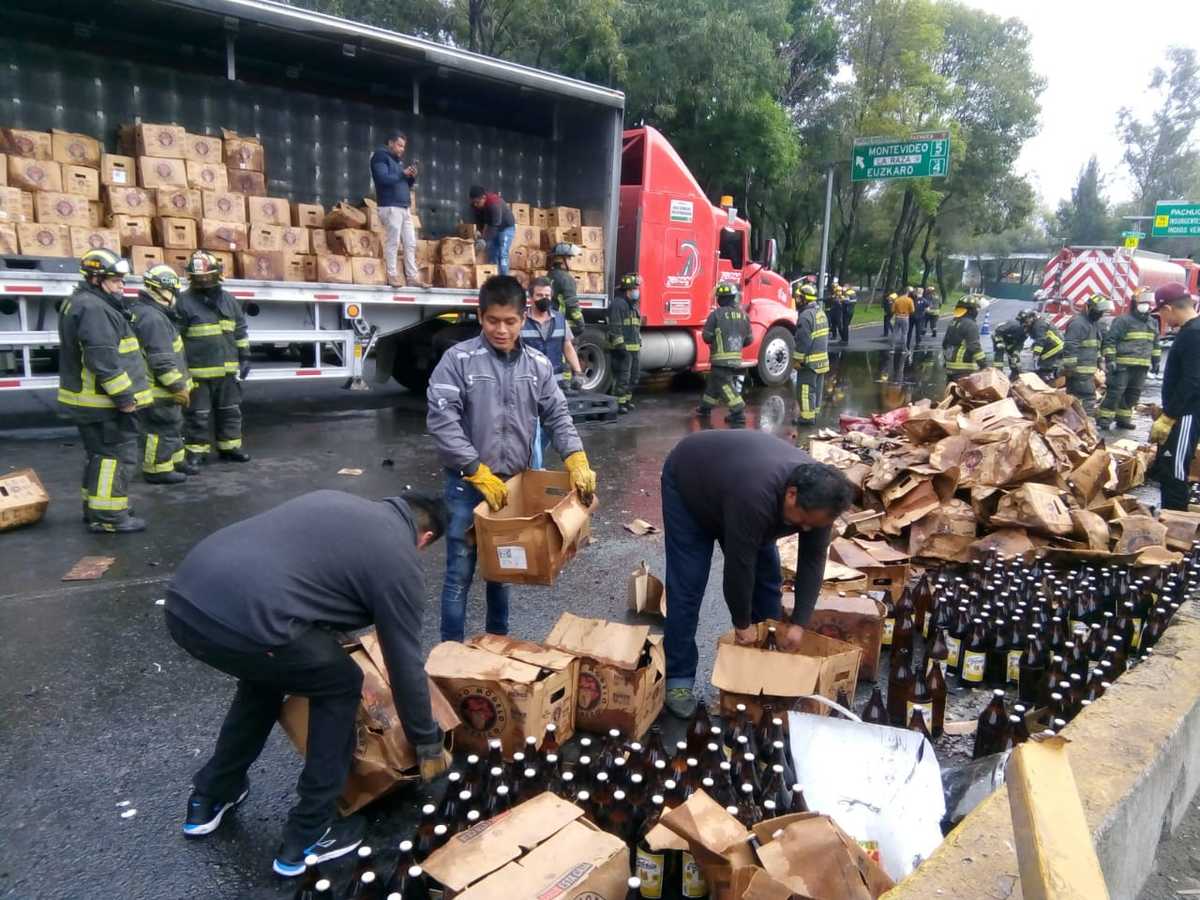 El tráiler se accidentó en los carriles con dirección al AICM. | César Velázquez