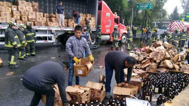 Tráiler que transportaba cerveza se vuelca en Circuito Interior