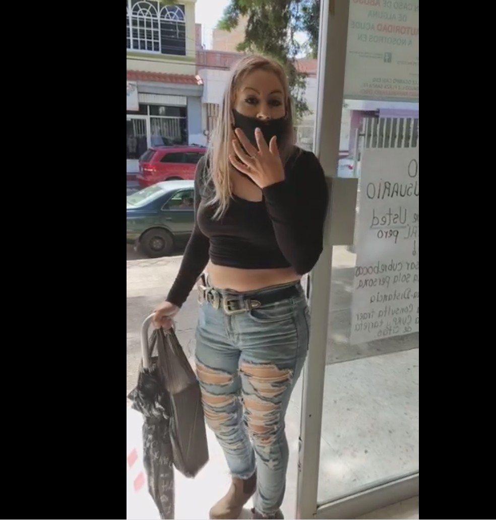 En el video se escucha a la mujer discutiendo con el personal de salud. (Especial)