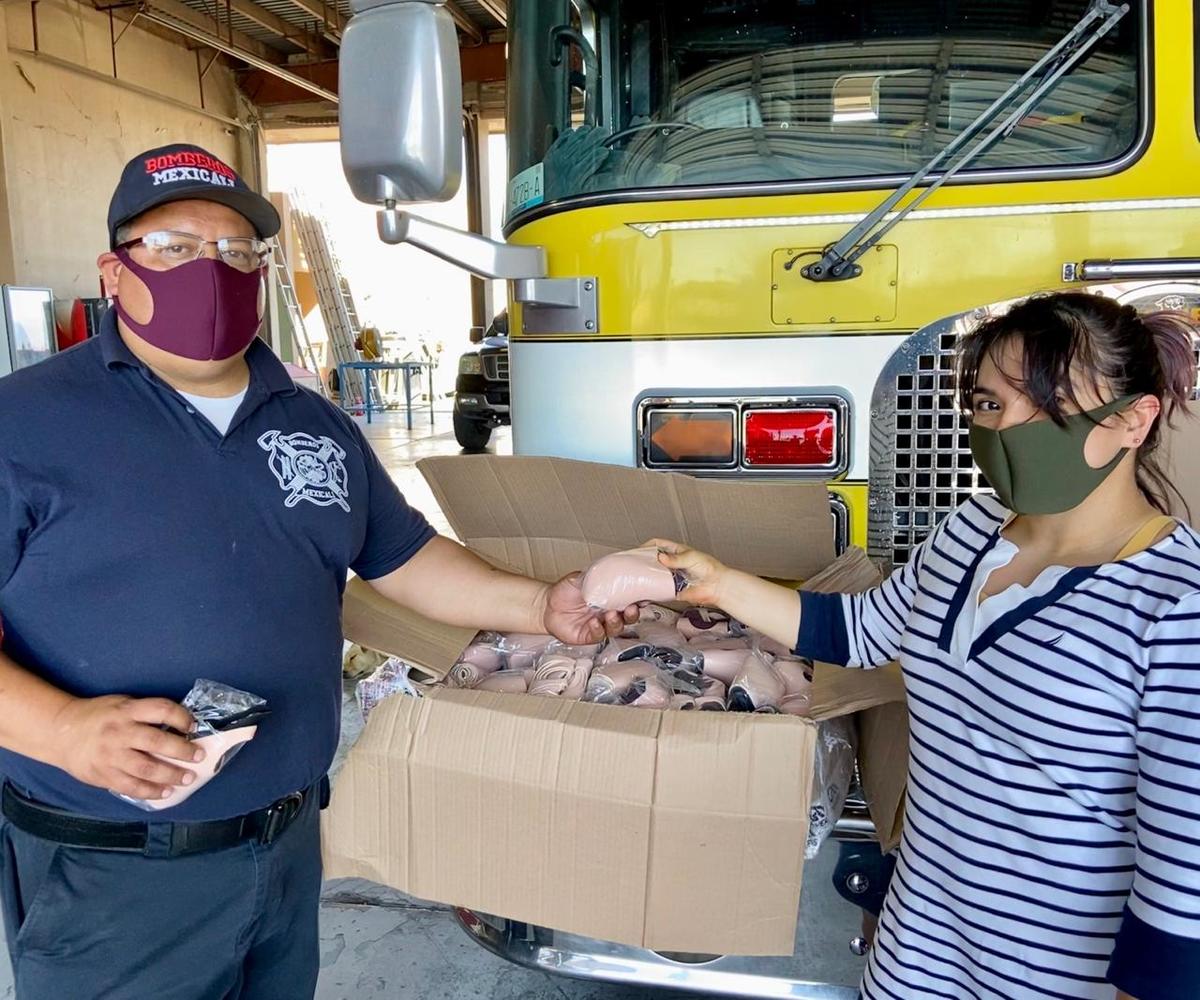 Alexa Moreno dona dos mil 500 cubrebocas en Mexicali (Cortesía)