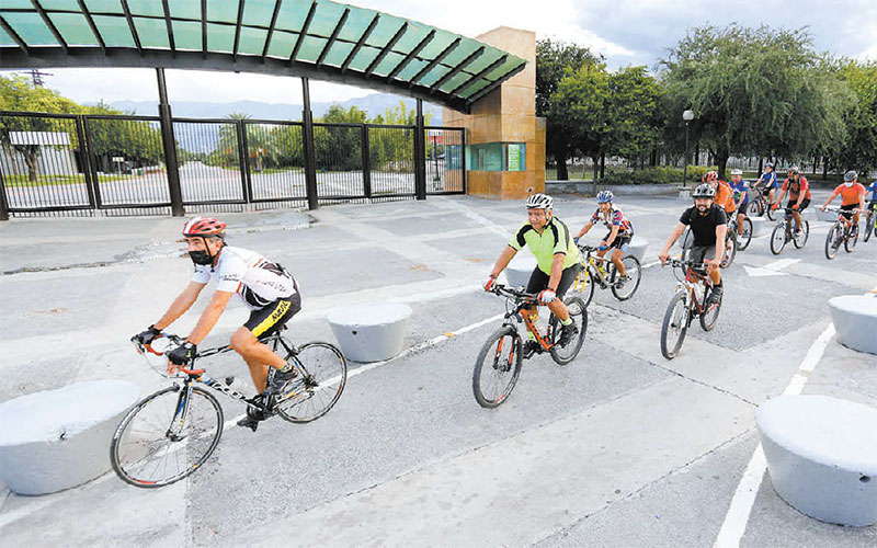 Aunque el área deportiva está cerrada, algunos ciclistas entrenaron en la zona. (ROBERTO ALANÍS)