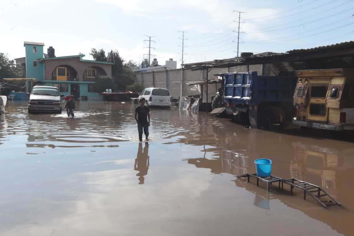 La avenida principal registró la anegación por el colapso del alcantarillado.