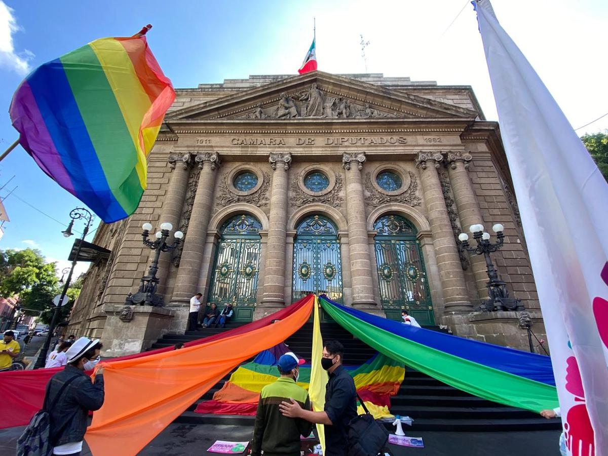 Colectivos LGBT protestan en Congreso de CdMx. | César García