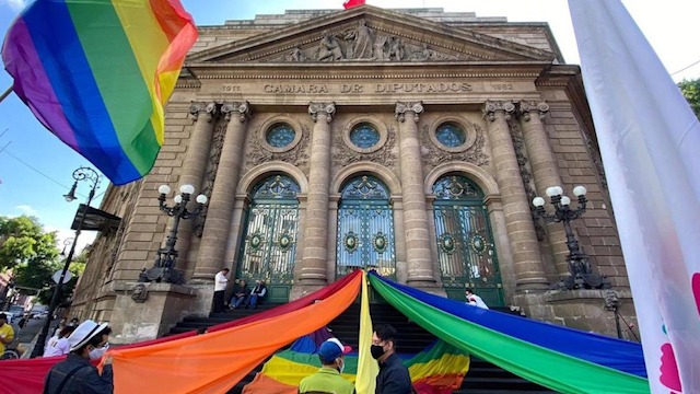 Colectivos LGBT protestan en Congreso de CdMx