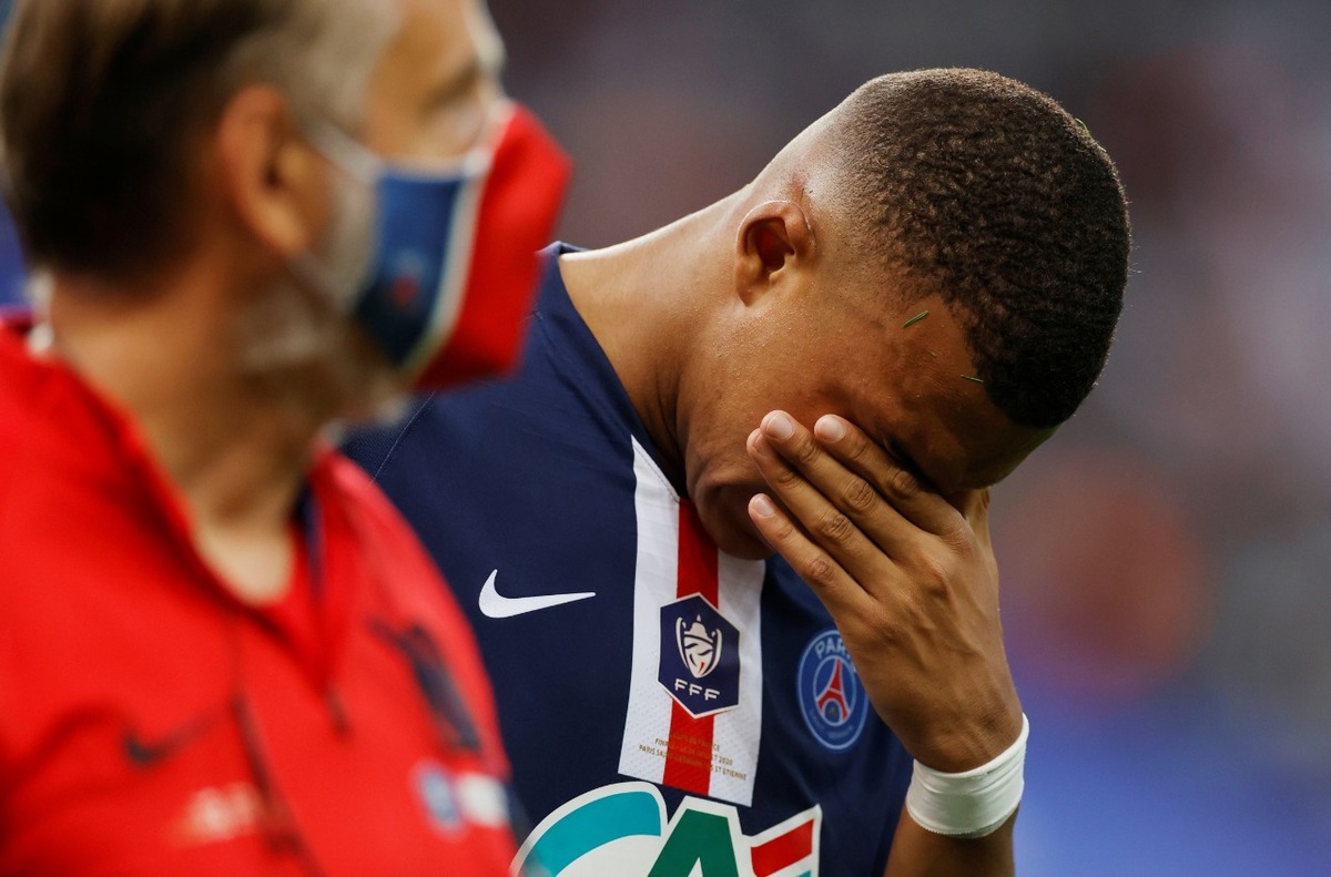 Kylian Mbappé salió de cambio por lesión en la Final de Copa de Francia (Reuters)
