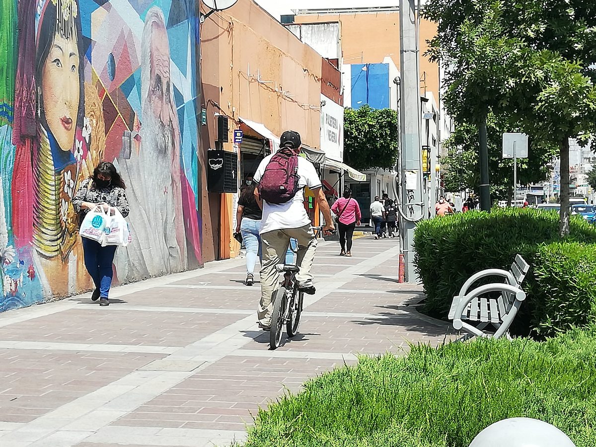 Leoneses ignoran ciclovía emergente; no hay sanciones. Foto: Dany Béjar