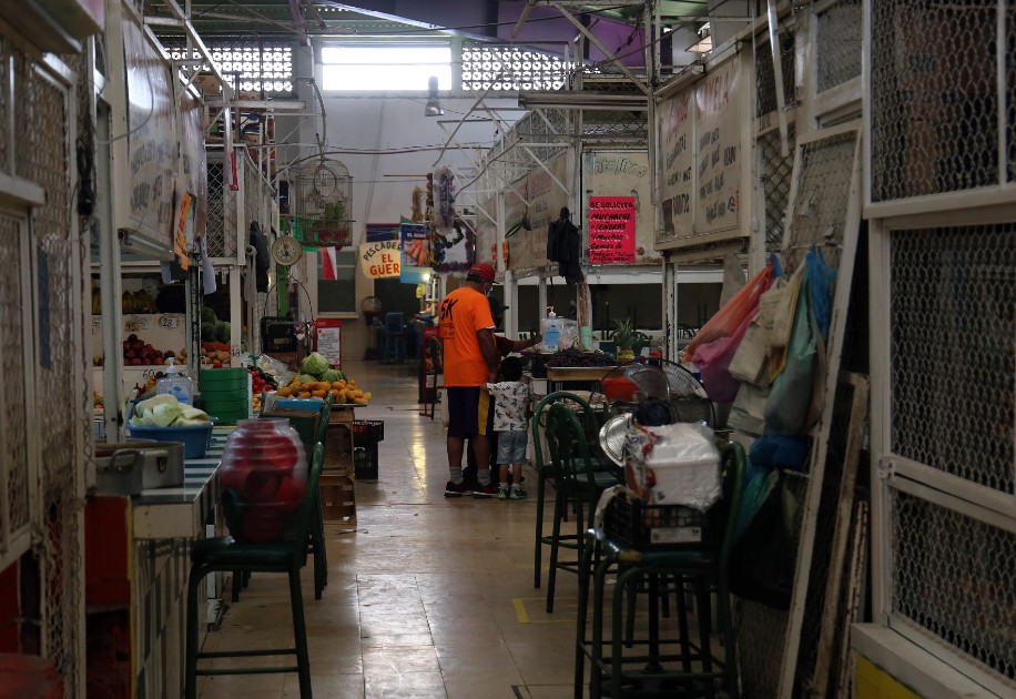 Locatarios del Mercado Benito Juárez acusaron a su ex dirigente de dejar una serie de adeudos. (Rolando Riestra)