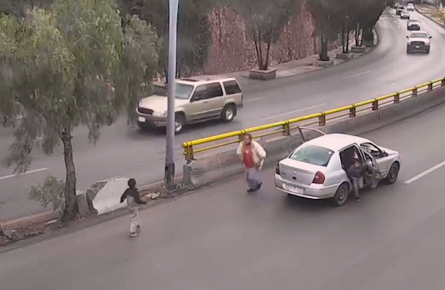 El menor se levantó por sí solo después de salir de un vehículo en movimiento. (Especial)