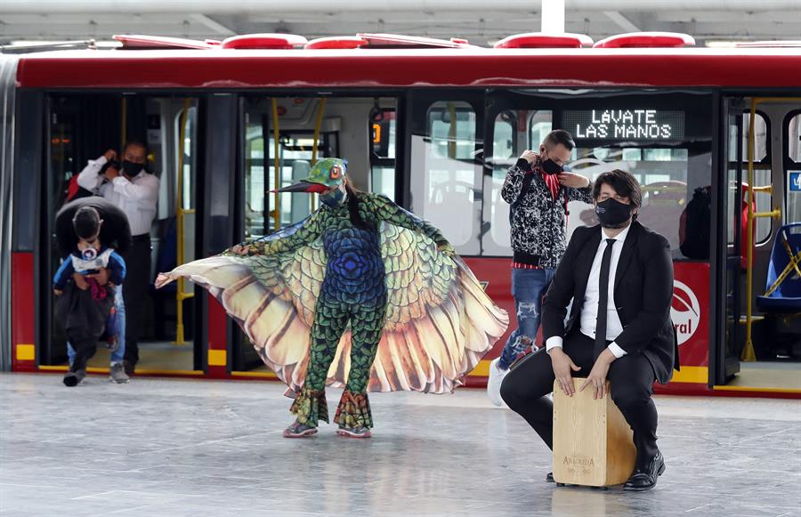 La Orquesta Filarmónica de Bogotá llegó al transporte público para concientizar sobre el covid-19. (EFE)