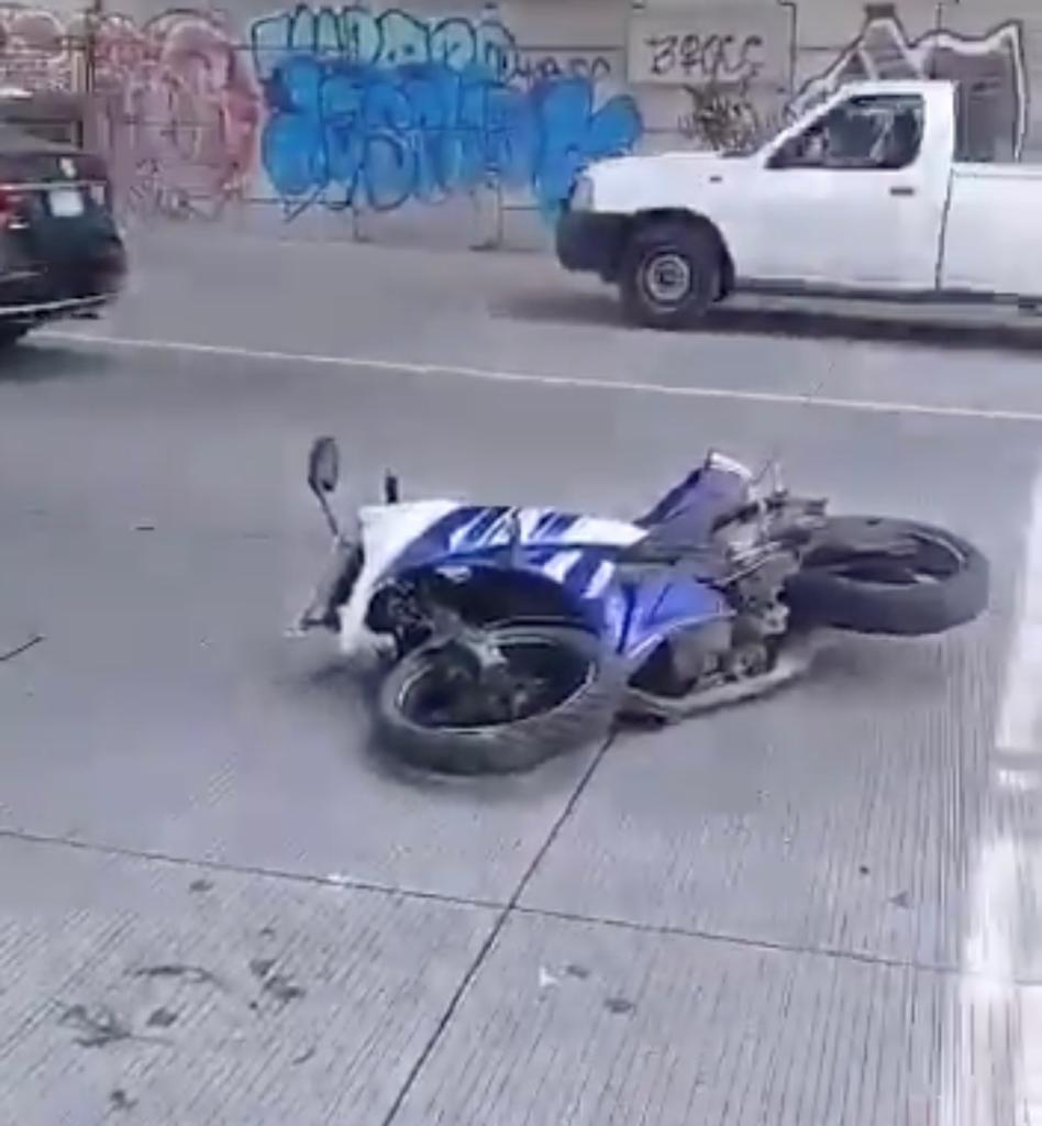 Aunque portaban cascos, un hombre murió y otro resultó herido tras derrapar la motocicleta en la que viajaban. (Especial)