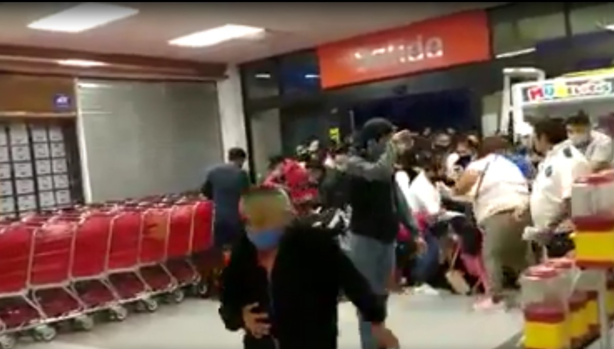 En uno de los videos se observa cómo algunas personas caen al suelo en medio del aglomeramiento. (Especial)