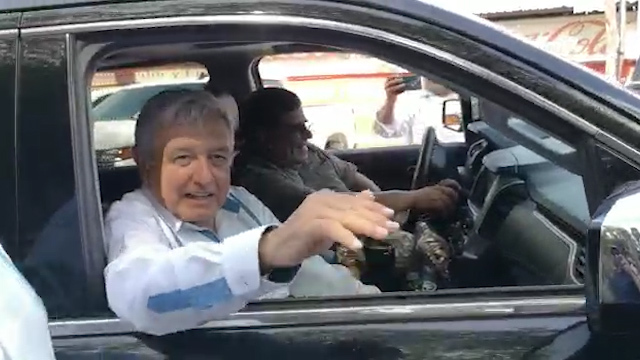 AMLO se come una tlayuda en Oaxaca