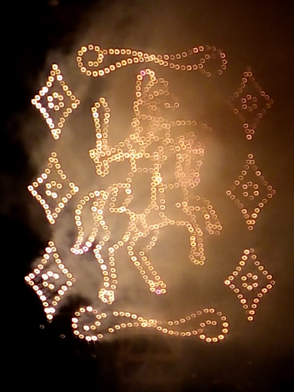 "Si gustas ofrendarle a nuestro patrón con fuegos artificiales por favor apoya".