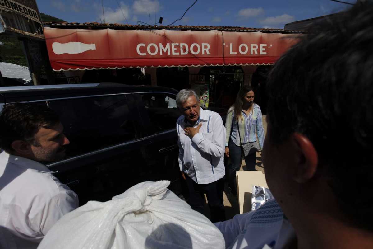 Algunos habitantes de la zona se dieron cuenta de que el Presidente estaba ahí y fueron a saludarlo. (Omar Franco)