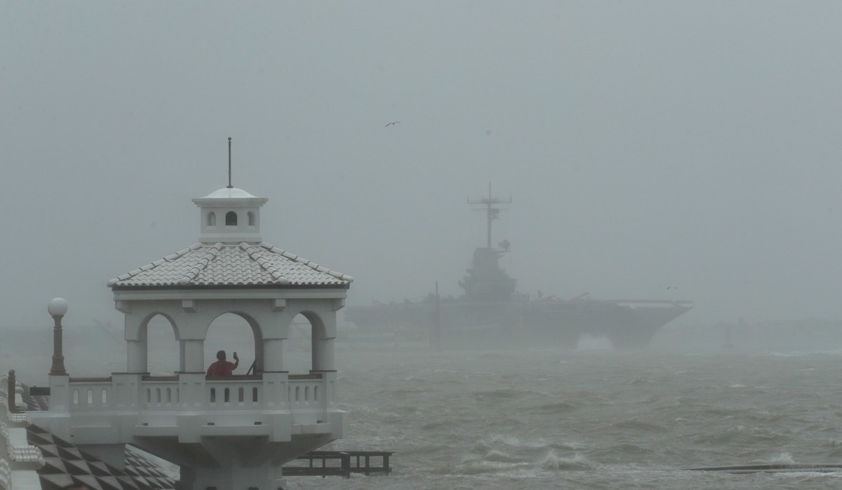 Una mujer toma fotos mientras el huracán 'Hanna' toca tierra en Corpus Christi, Texas. (AP)