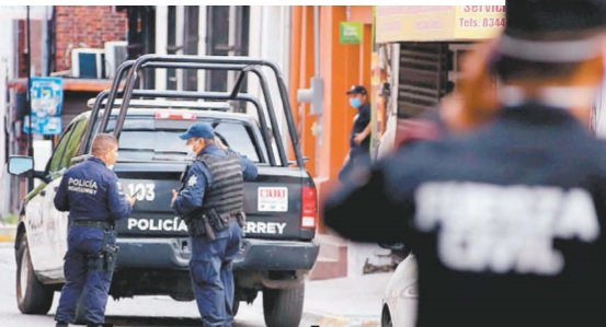 Pese a haber sufrido un rozón en una rodilla en un enfrentamiento armado, dice que nunca dejará su labor, pues sería “una cobardía”. Roberto Alanís y 