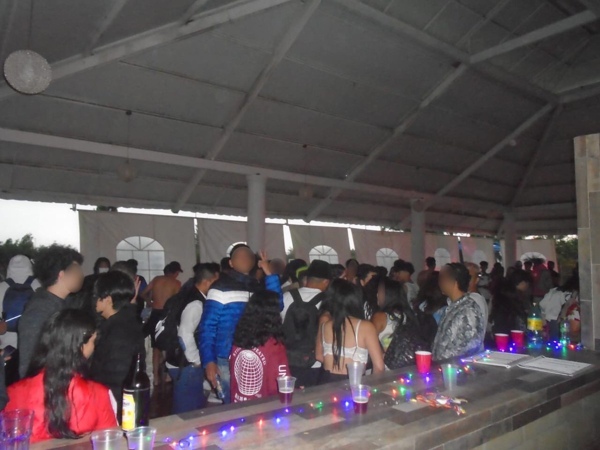 Celebran fiestas de ¡400 personas!