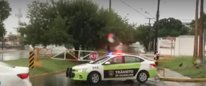 Cuerpos de auxilio se encuentran buscando al hombre arrastrado por la corriente en avenida Eloy Cavazos. Foto: Especial.