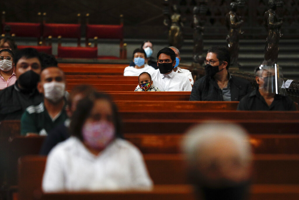 Existen diversos estudios que comprueban la capacidad de transmisión el coronavirus en espacios cerrados. (AP)