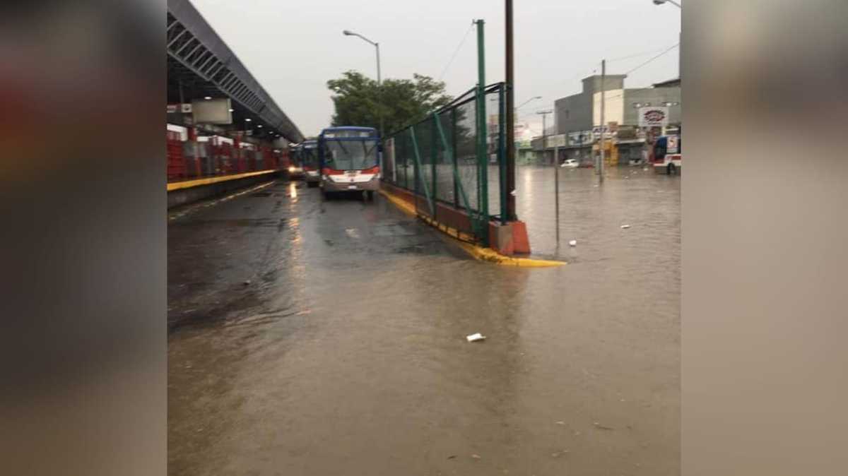 La estación Talleres dejó de prestar servicio de Transmetro ante la inundación de la  avenida Aztlán. Foto: Especial.