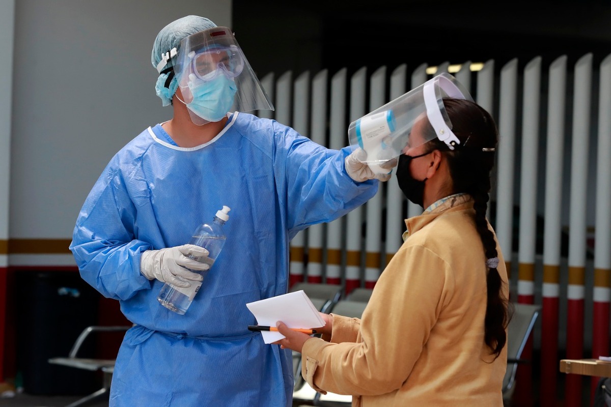 Personal de salud aplica medidas de sanidad para poder ingresar al Hospital Regional del ISSSTE en Puebla. (Agencia Enfoque)