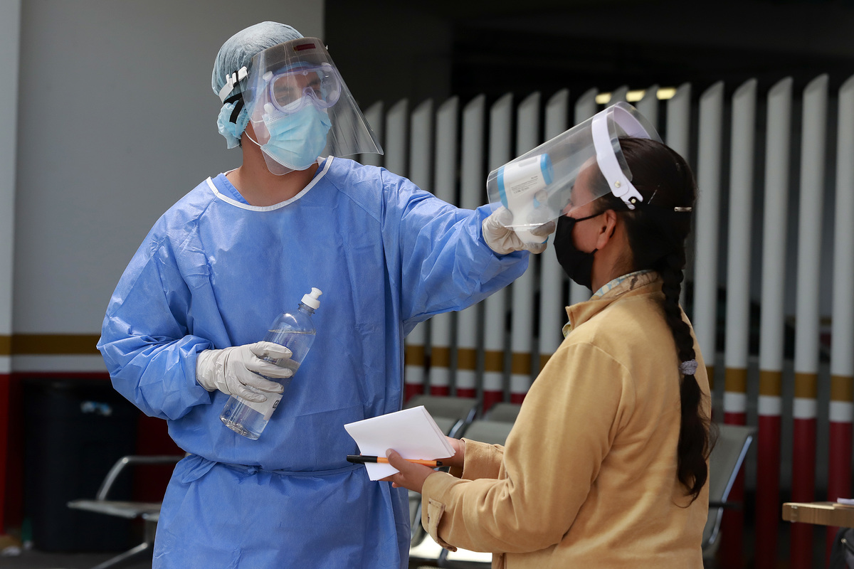 Personal de salud aplica medidas de sanidad para poder ingresar al Hospital Regional del ISSSTE en Puebla. (Agencia Enfoque)