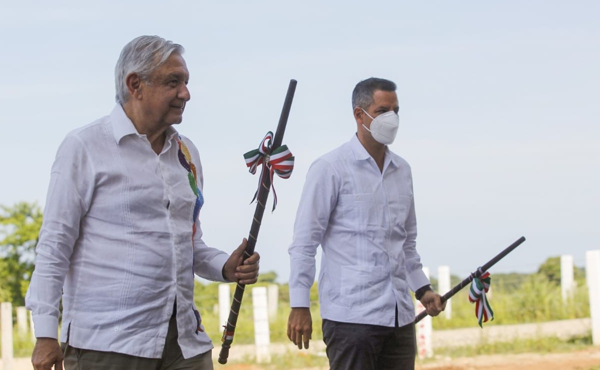 El presidente López Obrador junto al gobernador de Oaxaca, Alejandro Murat. (Omar Franco)