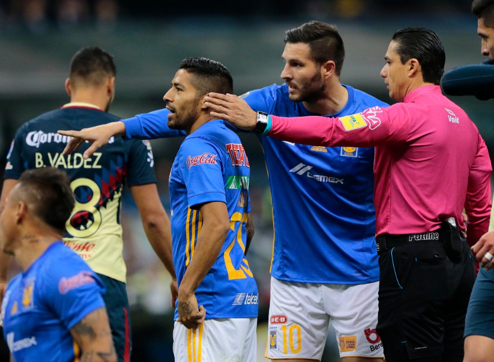 El reclamo de André-Pierre Gignac al árbitro Óscar Macías (Imago7)