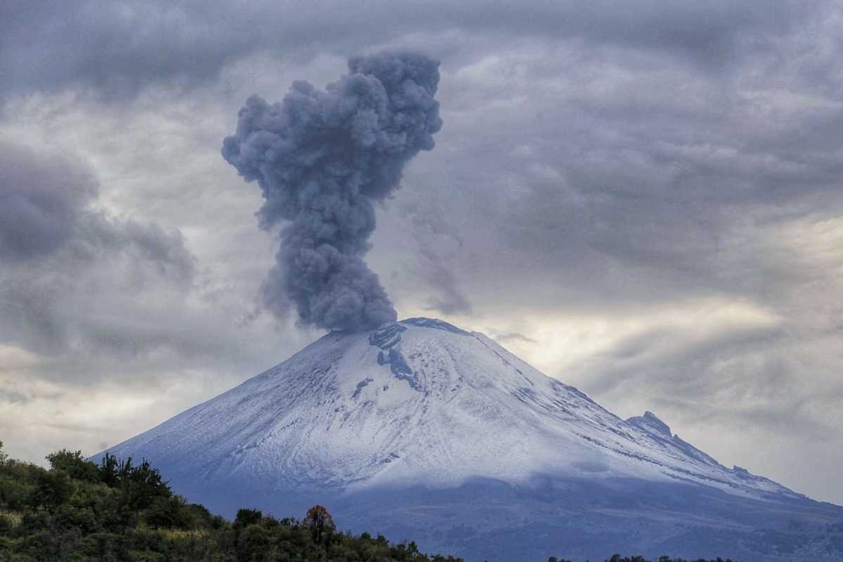 El volcán Popocatépetl lanzó fragmentos incandescentes y emitió 107 exhalaciones y 18 horas de tremor. (Andrés Lobato)