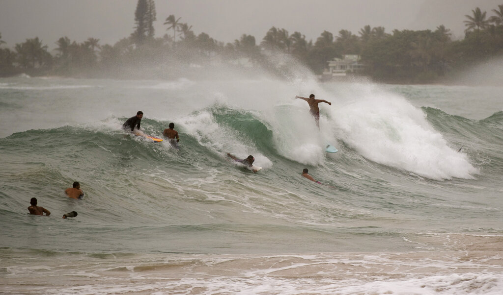 Las autoridades detectaron presencia de surfistas pese al riesgo por el intenso oleaje. | Eugene Tanner, AP
