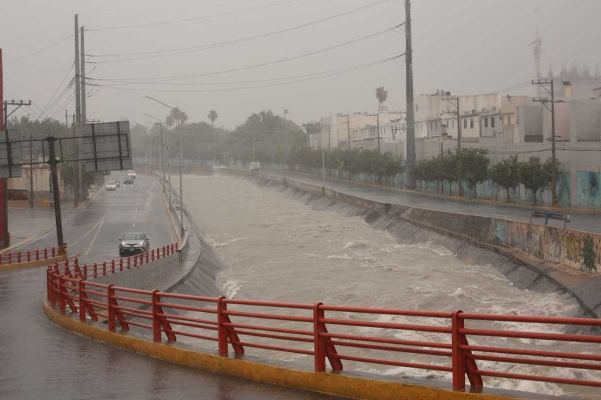 Diversos canalones, arroyos y ríos se desbordaron invadiendo las vialidades. Foto: Roberto Alanís.