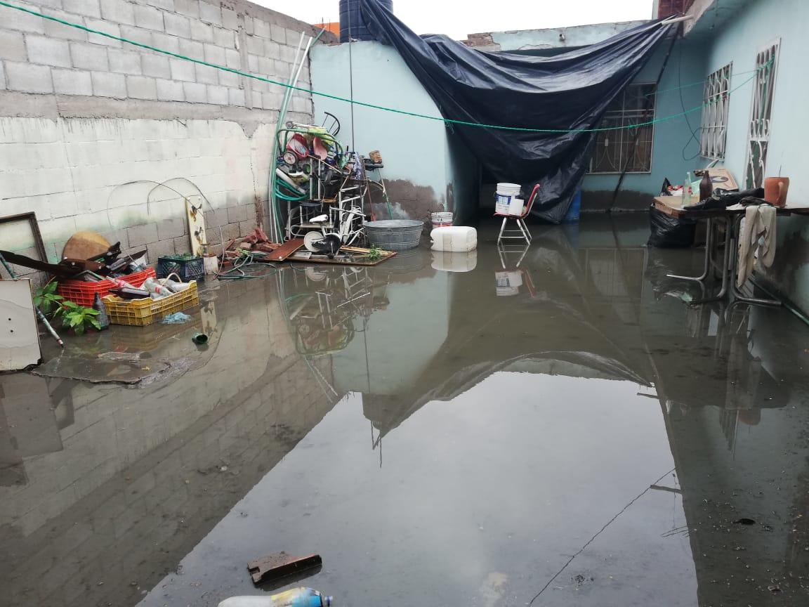 Habitantes de la calle segunda señalan estar lidiando con el brote de aguas negras. (Especial)