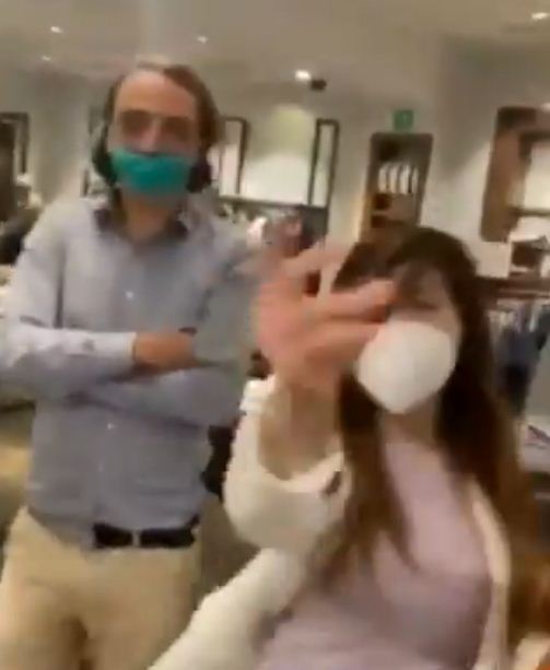 El hombre y la mujer actuaron de manera violenta contra el personal de seguridad de la plaza.