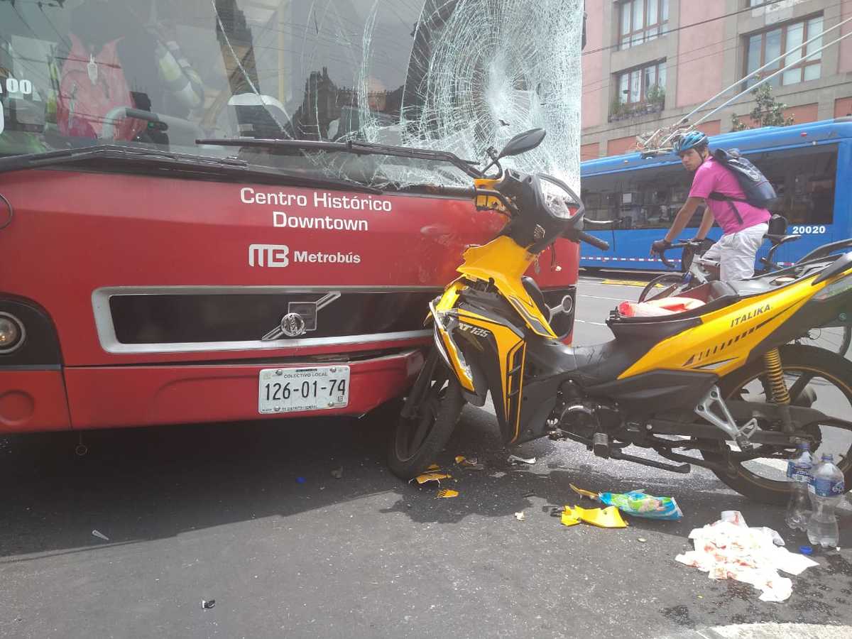 La motoneta quedó impactada de frente a la unidad de transporte público./ César Velázquez