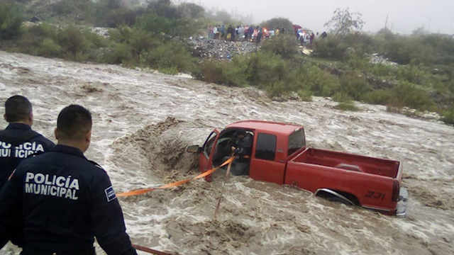 Rescatan a padre e hijo que fueron arrastrados por la corriente en Coahuila