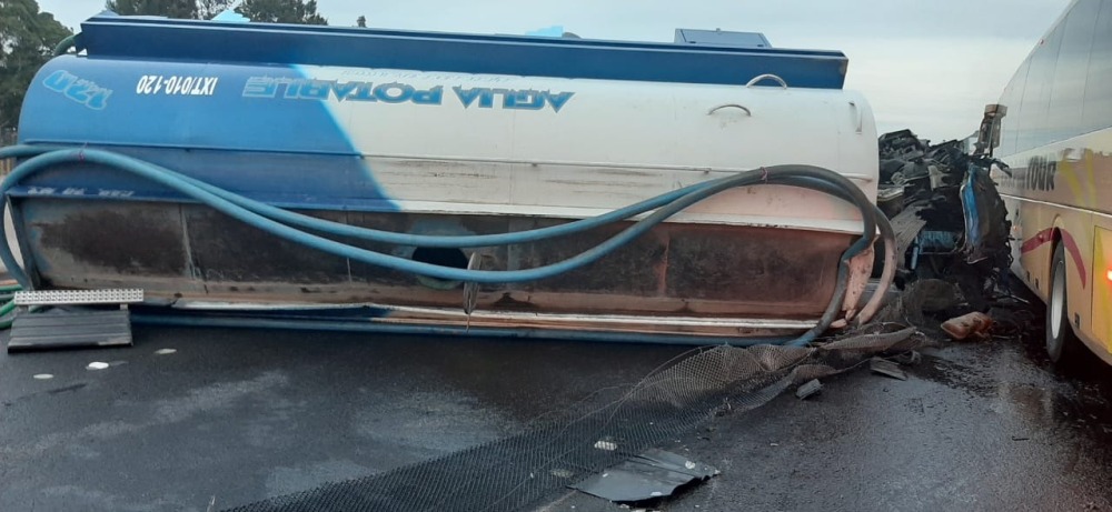 El transporte quedó en los carriles centrales de la autopista. (@GN_Carreteras)