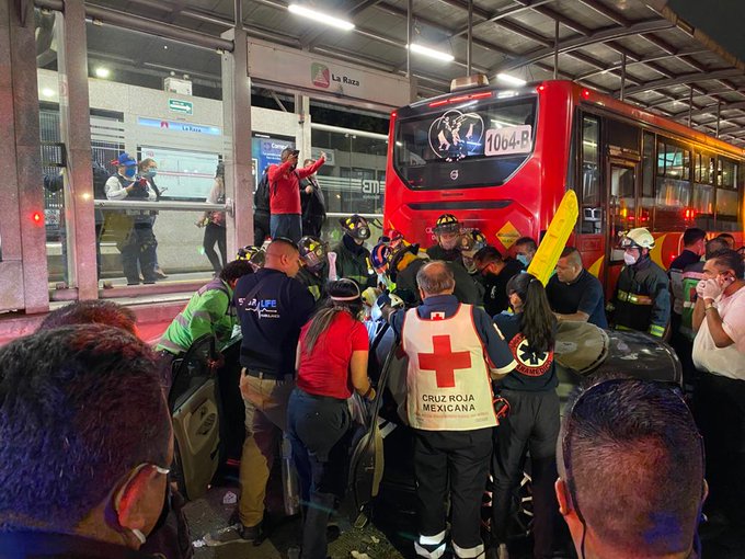 Choque de Metrobús y un vehículo particula a la altura de La Raza. (Especial)