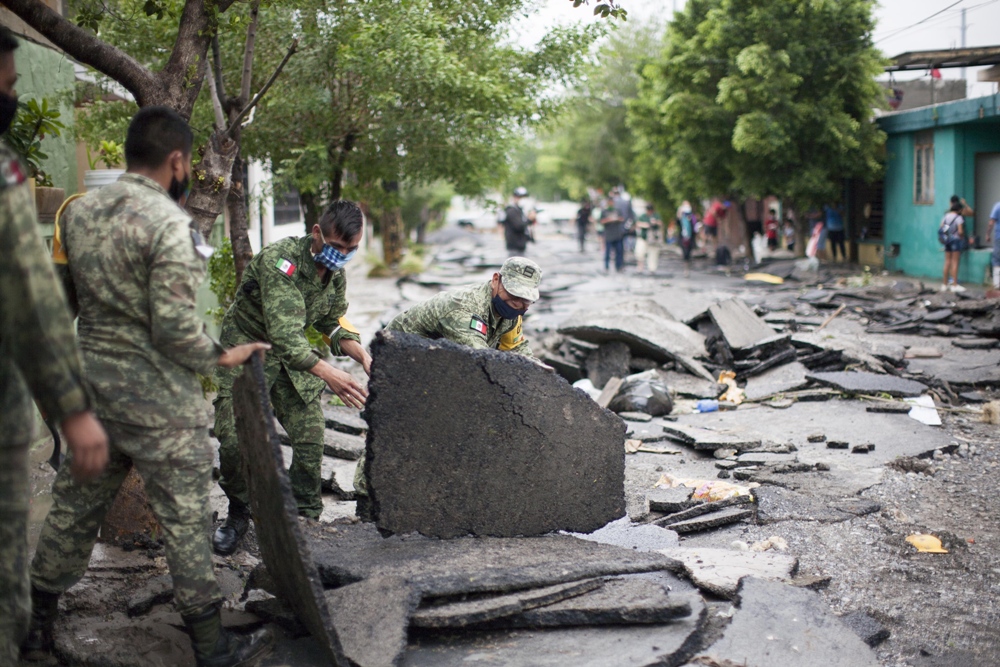 David León Romero informó de cuantiosos daños a la infraestructura pública en el norte del país. (AFP)