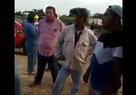 Los ejidatarios colocaron alambres de púas para impedir el paso de los camiones.