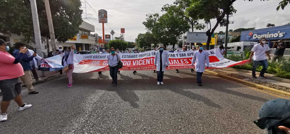Familiares y personal médico protestaron para exigir la liberación de Gerardo Vicente Grajales Yuca. (Abraham Jiménez)