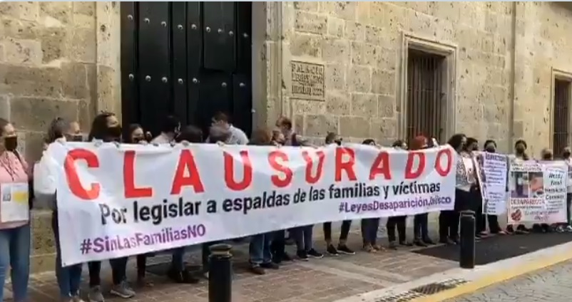 Familias de personas desaparecidas clausuraron el congreso del Estado. (Especial)