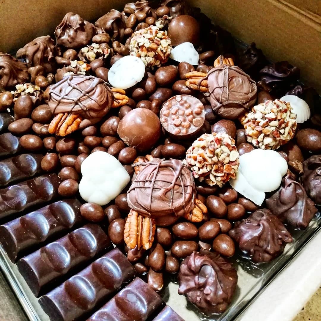 Georgina Reuter de Nahoul se dedica la elaboración artesanal de chocolates desde 1988, cuando fundó la fábrica Anelyza en Lerdo. (Cortesía)
