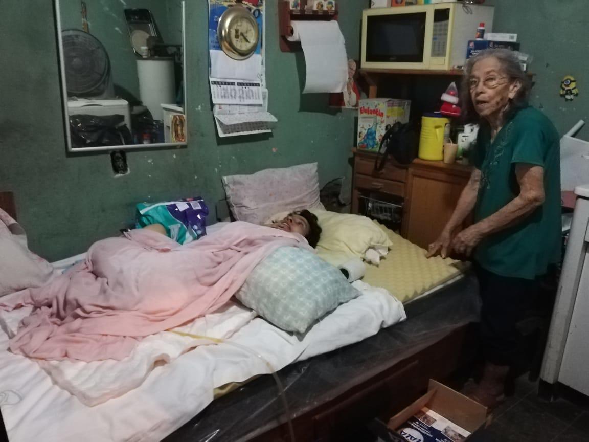 Aunque Guadalupe y su hija reciben una pensión mensual, esto no es suficiente para solventar los gastos que requieren. (Especial)