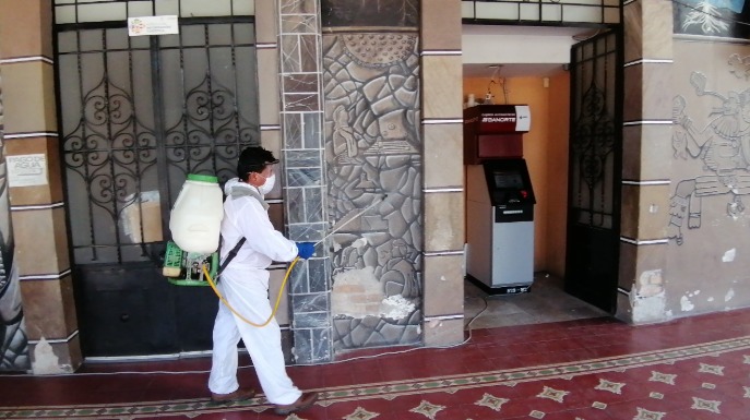 Personal realizando trabajos de fumigación contra el mosco transmisor del dengue. (Apolonia Amayo)