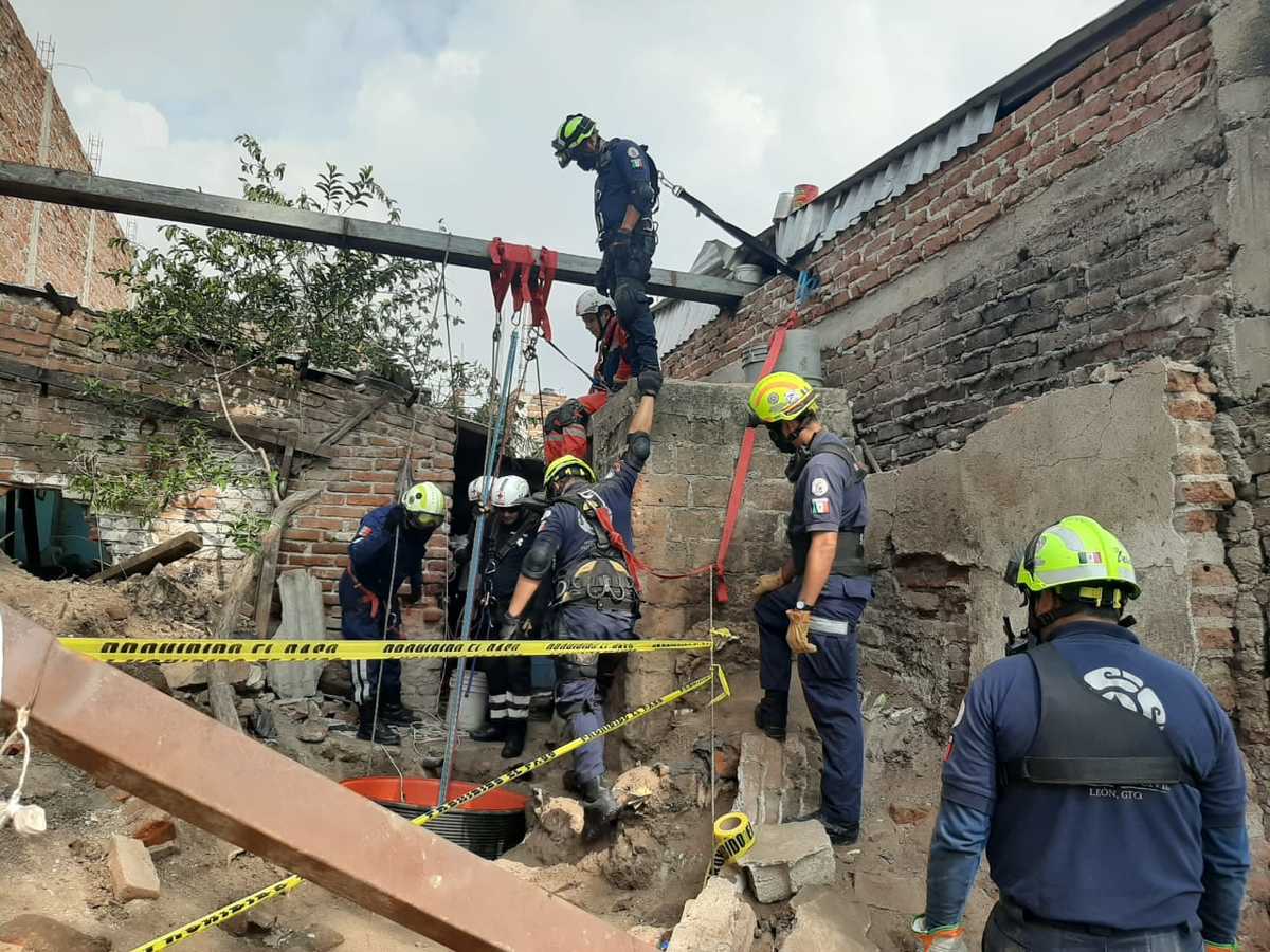 Rescatistas en León buscan cuerpo de hombre que cayó a pozo.