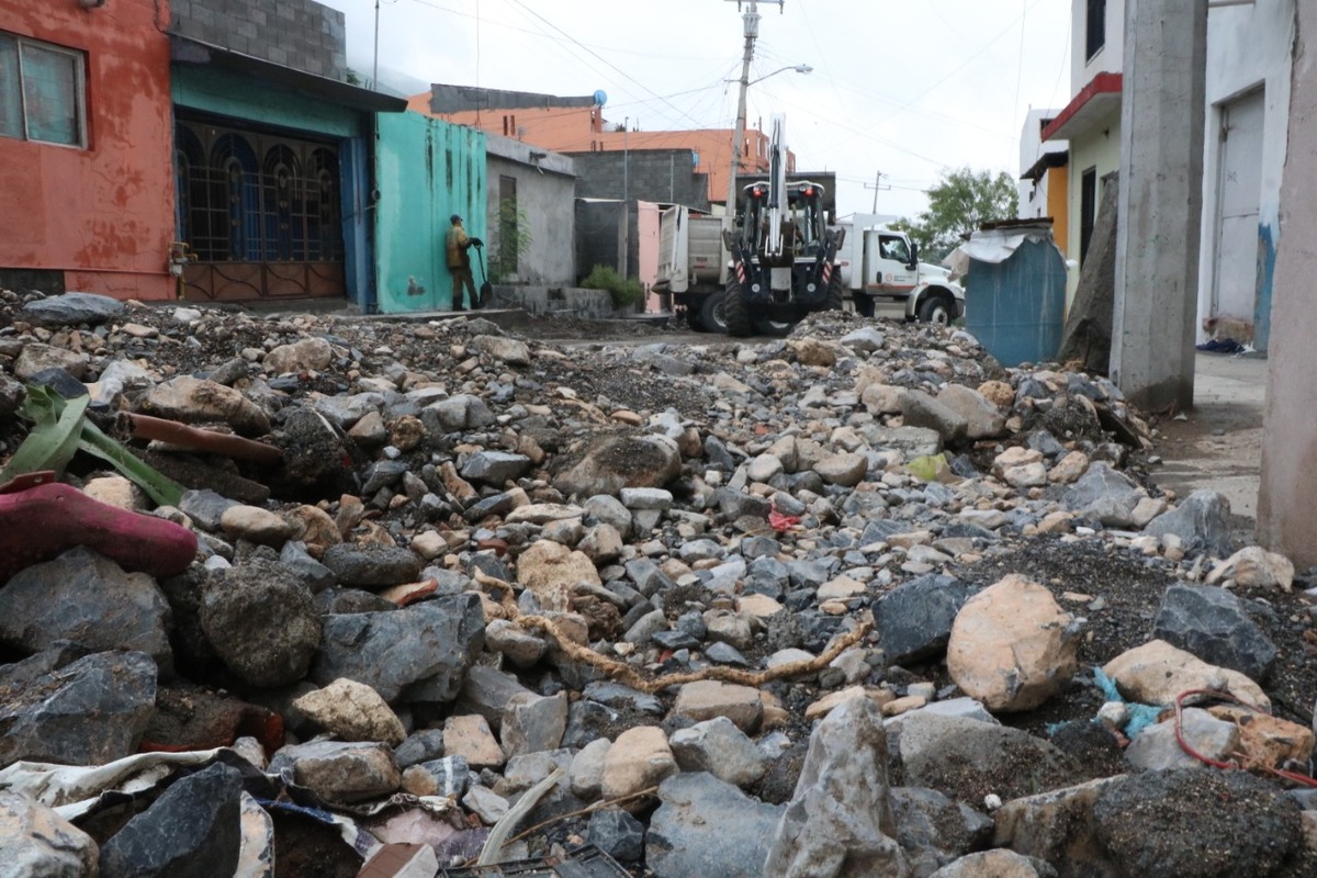 Toneladas de escombro fueron acumuladas tras el paso de la tormenta tropical "Hanna" en Monterrey. Foto: Leonel Rocha.