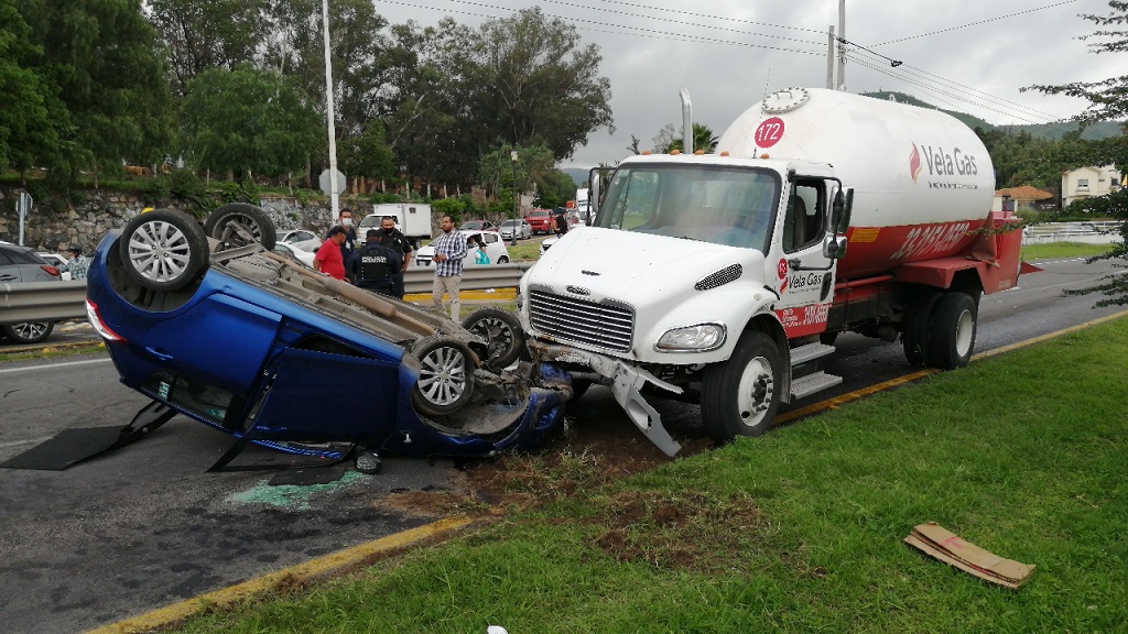 El accidente ocurrió en el sentido de Guadalajara hacia el municipio de Tlajomulco. (Juan Carlos Munguía)