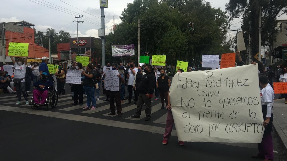 Los comerciantes de Coyoacán acudieron con cartulinas a la manifestación. (César Velázquez)